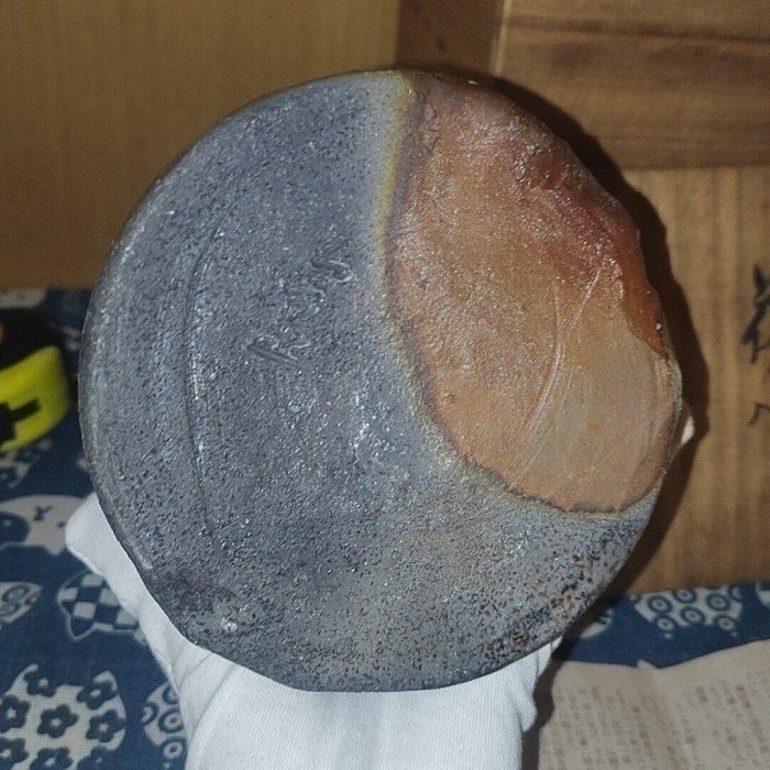 嚴選日本備前燒二代小山一草精品花入，胡麻窯特有變色與石爆工藝，原盒
