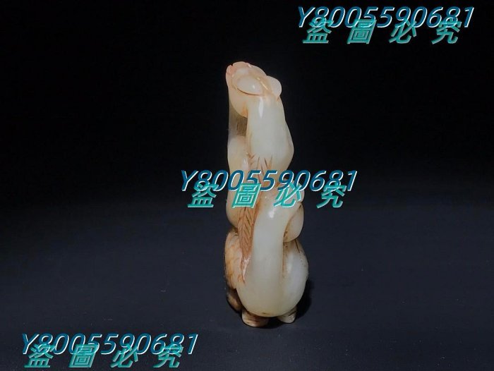 和田玉手把件，雕工精湛，包漿老道，沁色完美，玉質溫潤細膩，收
