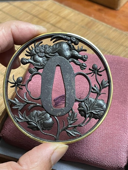 日本刀鐔刀鍔武士金工裝具鐔鍔裝具目貫緣頭根付小柄日本金工嵌獅子牡丹