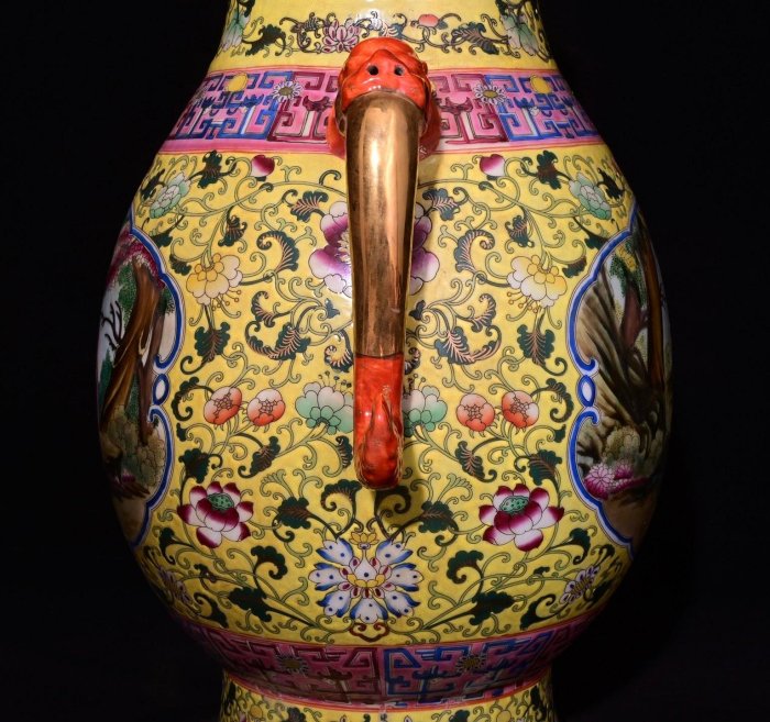 清雍正年制琺琅彩描金西洋人物紋僧帽壺，高44.5×35釐米16001671 青花粉