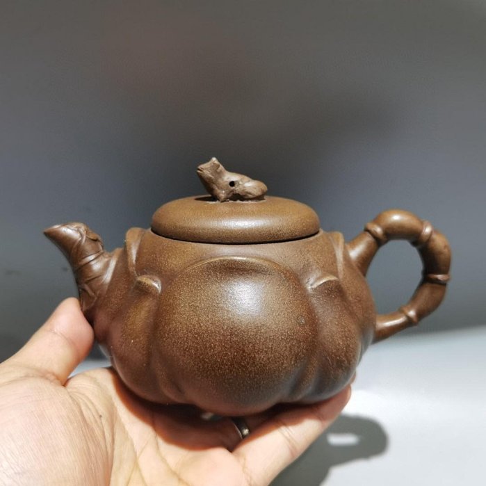 品名：青蛙荷葉壺底款：陳鳴遠8562 尺寸：17/9cm..容量：400cc泥料
