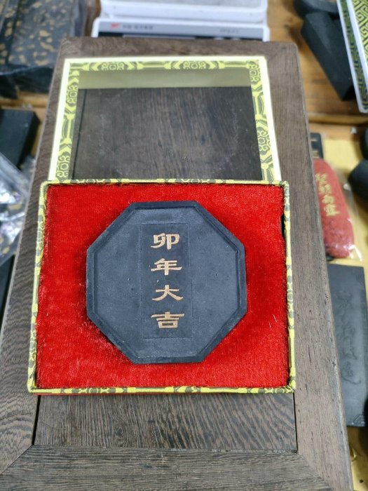 舊藏老墨徽歙老胡開文舊藏老墨，卯年大吉，細松煙，重約46克，包裝玻璃