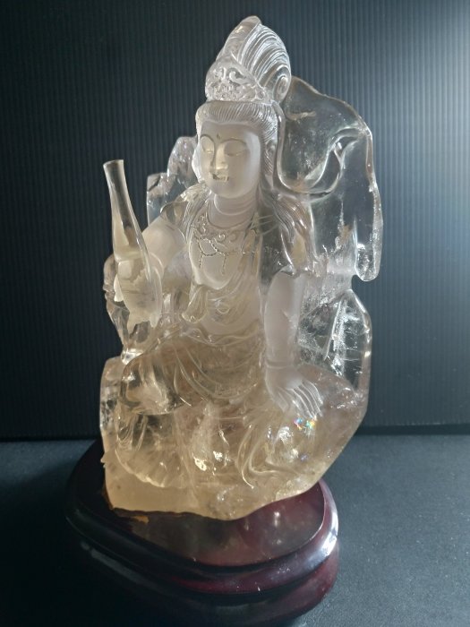 天然黃水晶觀自在菩薩水晶擺件~寶瓶觀音~七彩很多~法相莊嚴~雕工精細