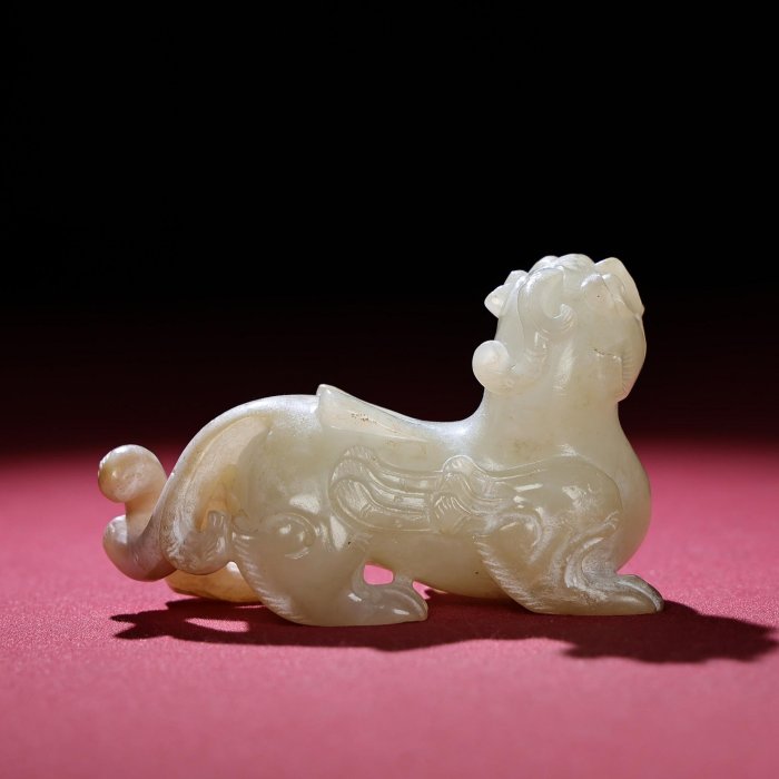 臻品旧藏，和田白玉生坑瑞兽把，包浆厚重，沁色入骨，工艺精湛，犀利民