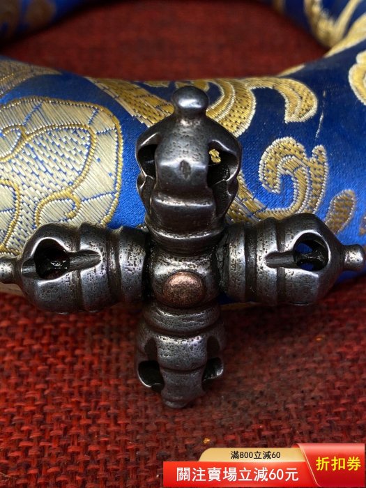 金剛杵藏區回流天鐵純手工打造，鏨刻十字金剛杵，直徑4.7，重約40克