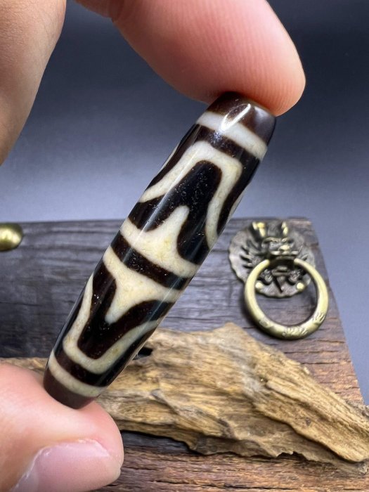 嚴選上肯天珠，如意四眼工藝手工珠，尺寸對孔49.6mm直徑12.2mm，黑白咬