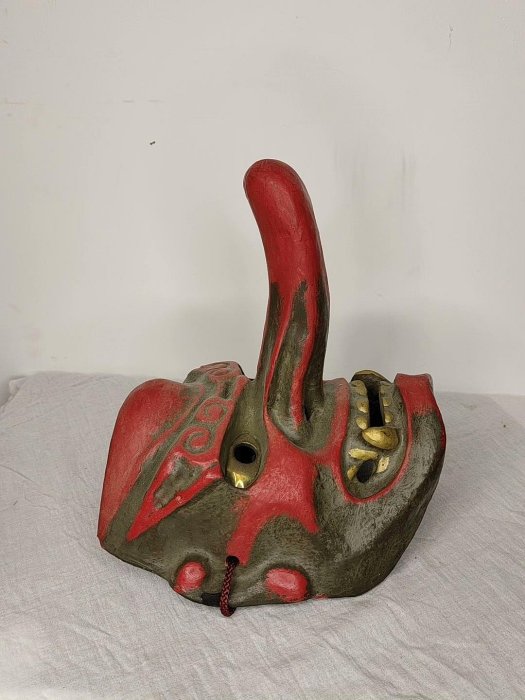 嚴選日本古董天狗能面，長鼻設計獨特，適合收藏與裝飾，典藏款面具精工