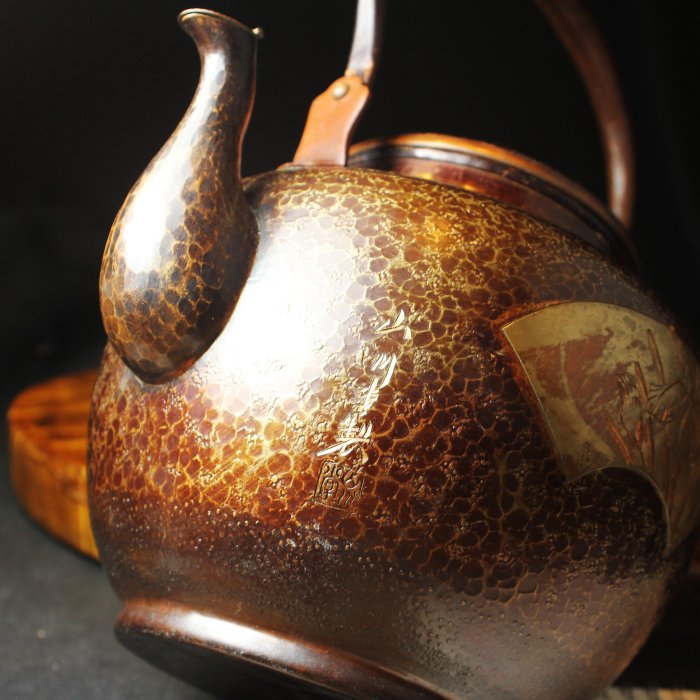 桑園の】日本老工法山川堂手工鎚目雕金崁銀花紋包漿老銅壺2700cc 湯沸Q
