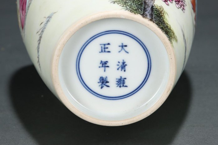 349 --- 舊藏清雍正年制粉彩嬰戲圖詩文描金棒槌瓶。尺寸高：23厘米