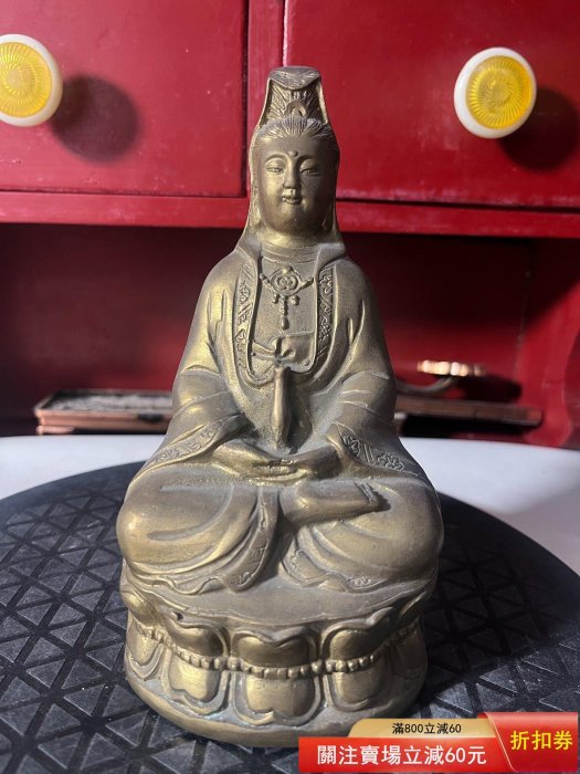 老銅觀音像一尊，高度16.5cm左右，手工雕刻而成的，底有款。神像整體