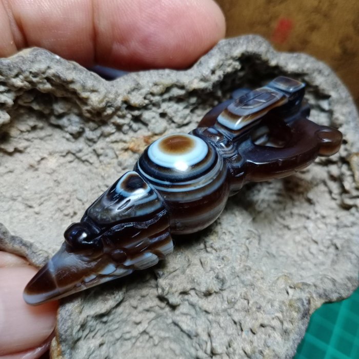 降魔金剛杵》天珠項墜Ben-02西藏天然本色九眼頁岩石(天珠礦)質地堅韌