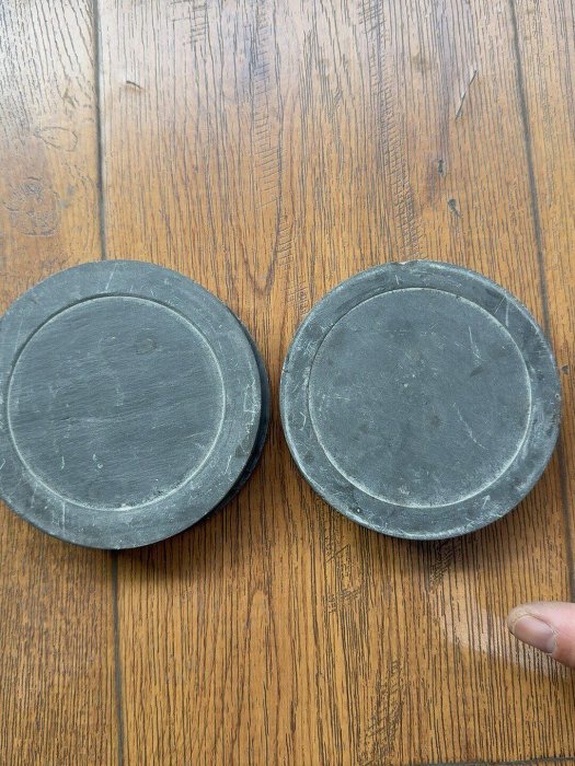 老石硯一對圓形刻花竹子紋飾直徑約18cm 厚度約3cm 石質老硯表面有歲月