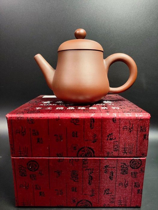 早期紫砂壺#59 - 手拉胚素面壺（名家：陳東鑄）附簽名證書、盒裝（宜興