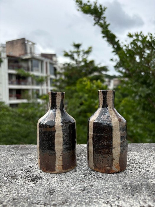 嚴選加藤舜陶鐵釉瀨戶燒花瓶天皇御用珍藏陶瓷藝術品小脫釉小磕仍美觀貼 嚴選加藤舜陶鐵釉瀨戶燒花瓶天皇御用珍藏陶瓷藝術品小脫釉小磕仍美觀貼
