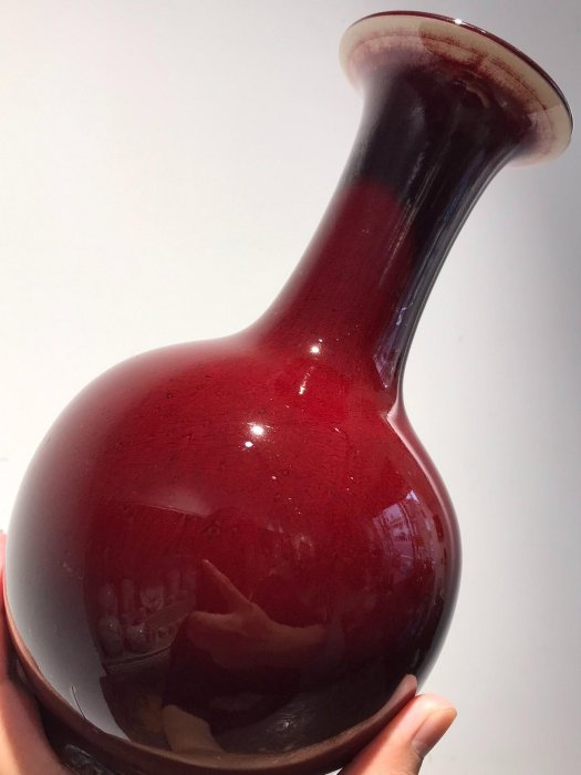 70年代紅釉天球瓶，高22.9cm，品相優良，可擺可賞嚴選古董紅釉法口瓶