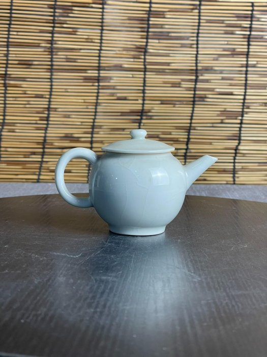 日本X19374平安白鳳款白瓷開片茶壺，溫潤釉面搭配自然開片，古樸雅致