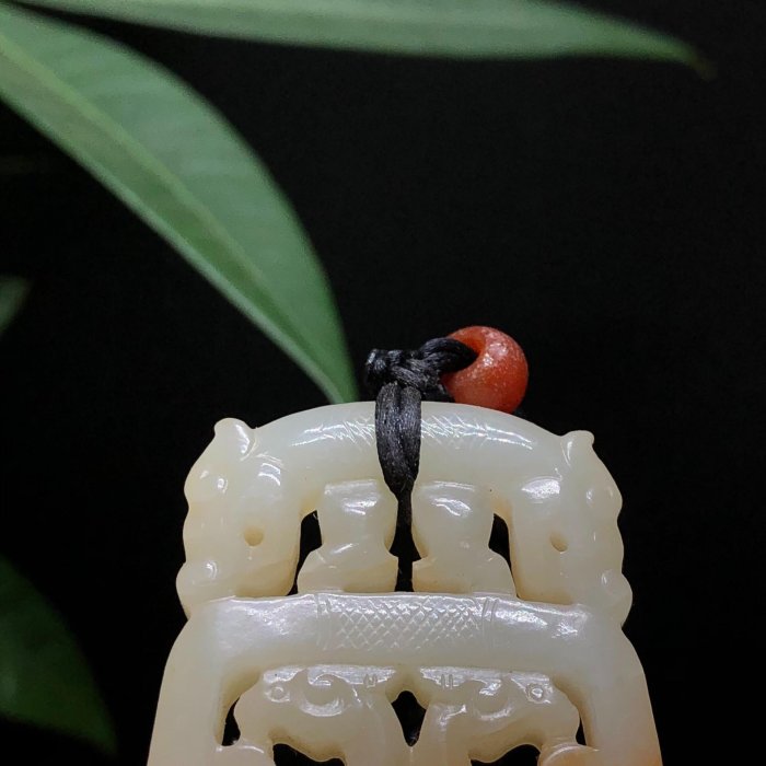 嚴選漢代游絲毛雕和田白玉龍形鏤雕玉佩，玉質細膩沁色自然，工藝精湛