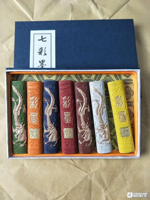嚴選老胡開文徽歙七彩墨，每盒七錠，古法工藝精心打造，適合收藏與書寫