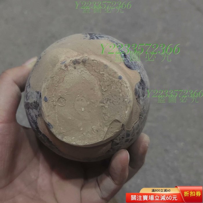 唐三彩紫釉開片紋執壺，胎體厚重，瓶身呈現獨特的開片紋理，釉色