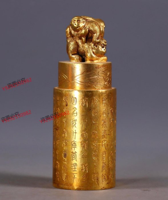 臻品舊藏純手工鏨刻銅鎏金印章高12厘米，直徑4.5厘米，重1208克