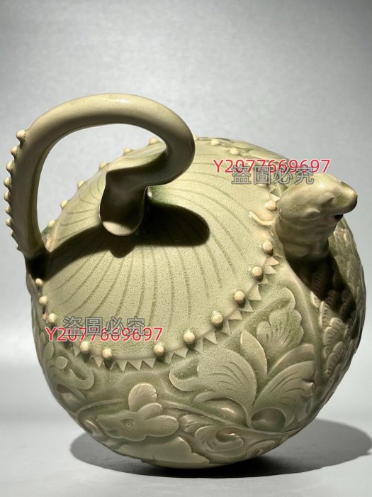中国宋代耀州窯  倒流壶￼  陽刻花紋  古美術品 耀州窯純手工深刻花倒流壺器型優美宋代晚期以青瓷為主胎薄質堅釉