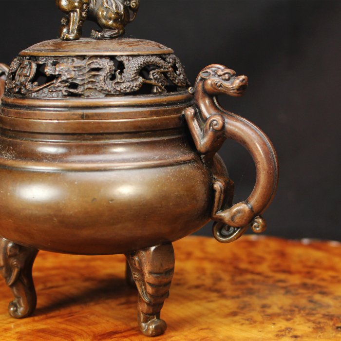 【大明宜徳】時代物 細密蝋型鋳銅製香炉 獅子梅摘蓋・松紋三足・葵紋・両耳・輪 大明宜徳】時代物 細密蝋型鋳銅製香炉 獅子梅摘蓋・松紋