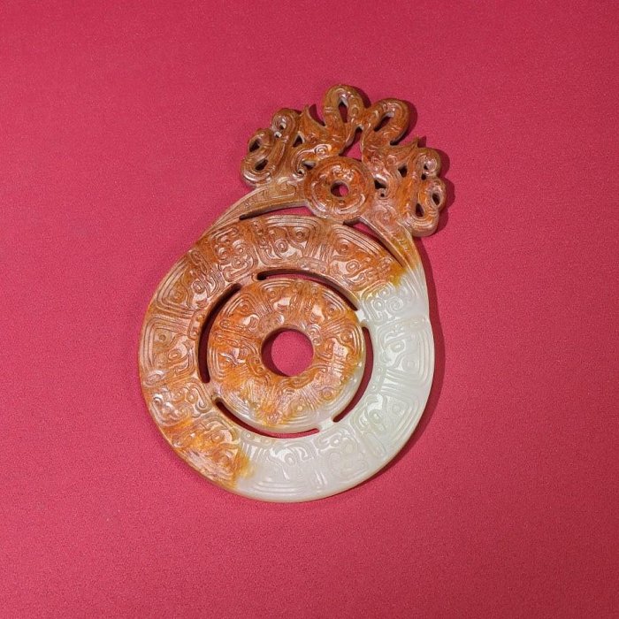 臻品旧藏，和田白玉土沁黄沁天鹅玉龙纹佩包浆厚重， 沁色入骨，。工艺