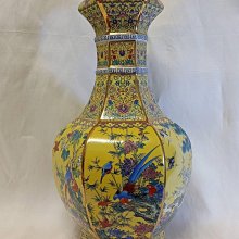 乾隆御製六方花鳥琺瑯釉蒜頭瓶景致物體具有立體感，堪稱集清代瓷器藝術