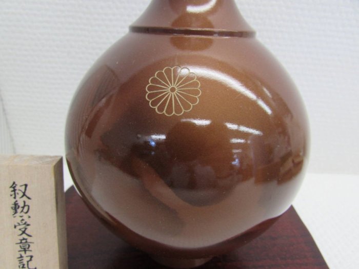 日本古漾】222701 日本銅花瓶峰雲作鶴絵叙勲受賞記念菊紋未使用品保管