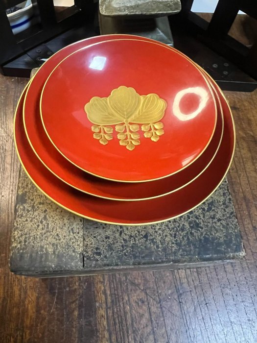 嚴選日本昭和時期五七桐紋朱漆金蒔繪木胎三重杯，完整古董漆器收藏佳品