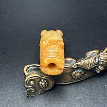 和田玉雕刻精美玉質溫潤細膩仿高古玉品類）器主體為玉豬龍，是新石器