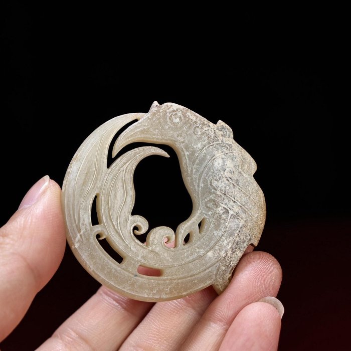 臻品舊藏， 和田白玉生坑玄鳥佩包漿厚重，沁色入骨，工藝精湛，犀利民
