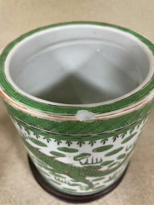 晚清時期龍紋大號瓷質筆筒，口徑12厘米，釉水瑩潤帶綠彩精雕火雲龍紋