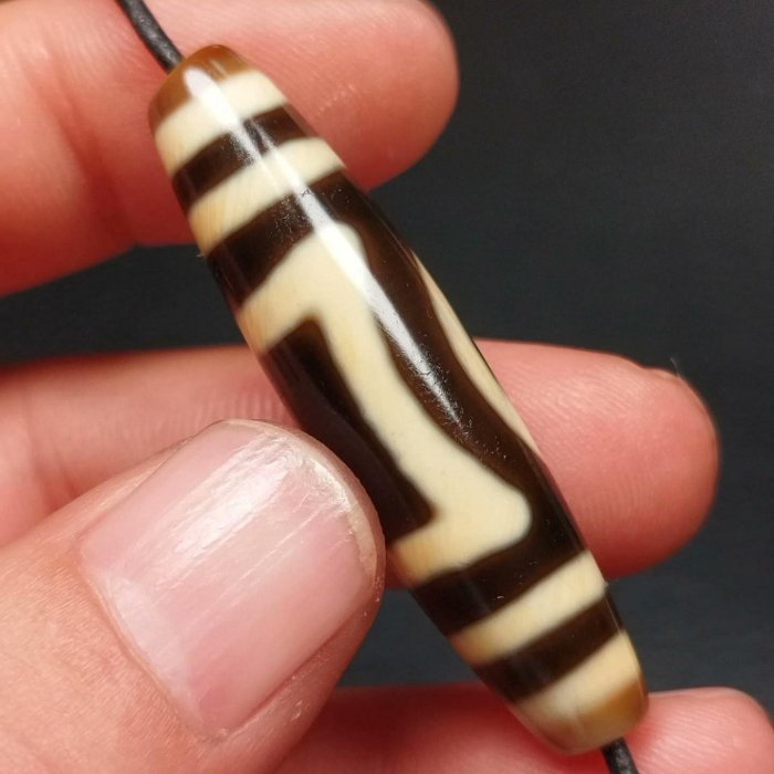 嚴選張奎天地天珠，瑪瑙製48.6X12.1，風化皮殻細膩油潤，實物拍賣詳看