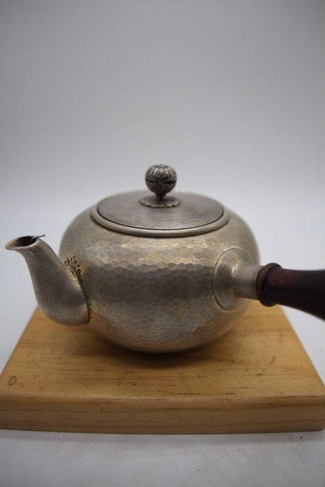 【夢工房】金谷 五郎三郎 純銀 鎚目 勾玉式 環摘蓋 宝珠形 砲口 湯沸 銀瓶 共箱 （ 純度99.83% ） 重さ408ｇ　E366 金谷五郎三郎 作『銀滅金 槌目角酒注』 買取価格相場｜骨董品買取 緑和堂