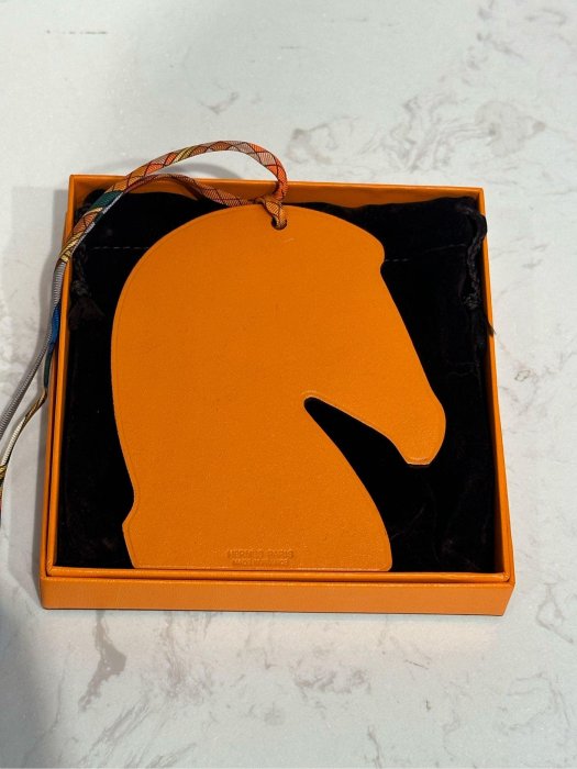 Hermes 愛馬仕 馬頭手工皮雕包包吊飾（橘白色）