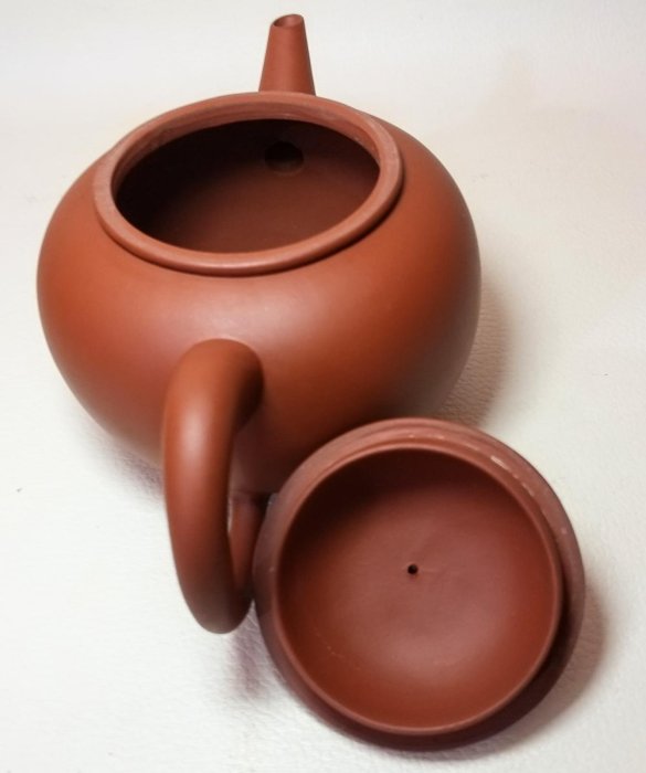 1970年代，中國宜興一廠紫砂壺。雙框三七章單孔200CC(10杯)☆意者私