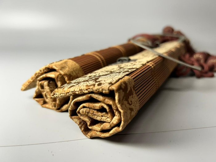 古玩輕鬆拍】老日本昭和時期刺繡花紋布邊雕刻銅鉤大竹簾2大2小附原裝木