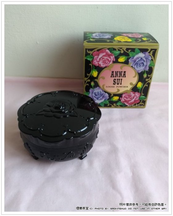 《煙薰草堂》 ANNA SUI 安娜蘇 魔幻光透瓷娃娃蜜粉 粉盒 空盒 ~ 二手