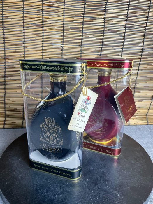 Dimple 1988 Year of the Dragon 陶器　辰年ボトル 英國Dimple添寶1988龍年威士忌陶瓷紀念.瓶，雅黑釉龍紋設計，圓潤扁瓶