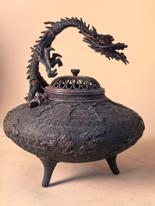 日本米田秀保創作香爐，整條立體龍浮雕設計，鏨空蓋與爐身回字紋裝飾