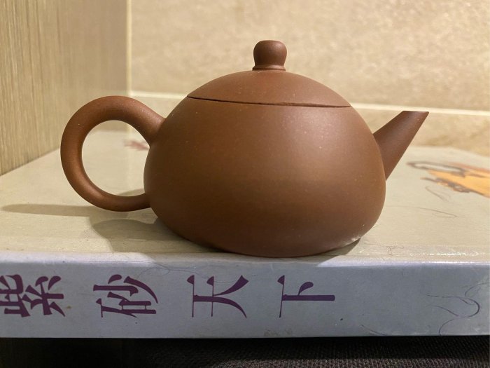 早期1975宜興原礦全手工￼紫砂‧底槽清．薄胎．文革五型水平壺‧底款