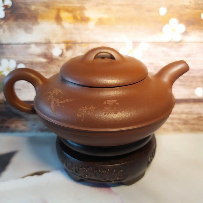 🍵宜興紫砂廠清水泥線圓壺🍵壺名：雙面陶刻線圓壺底款：中國宜興蓋款