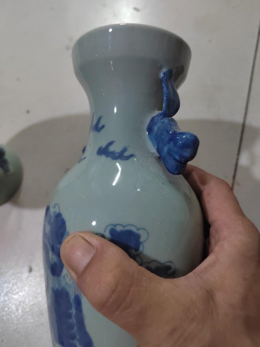 嚴選青花獅子紋花瓶，高25cm口徑8cm，豆青釉雙耳，圖紋精美釉面光澤
