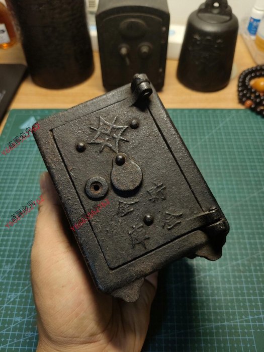 【二手】日本 原田製 明治期 鑄鐵 貯金箱 桌面保險柜 保險箱 存錢罐 置物擺件老鐵器 老物件年代物老鐵箱，整體品相完好，皮殼包59972古玩 收藏 擺件