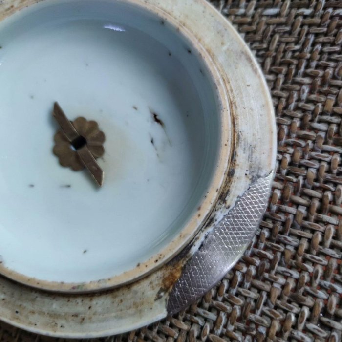 嚴選晚清民國花鳥小號粥罐瓷蓋，釉面微微返黃，附銅鈕蓋。尺寸小巧適合