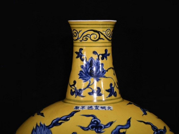 嚴選大明宣德時期黃釉青花龍紋扁瓶，高45x33公分，適合收藏古董瓷器