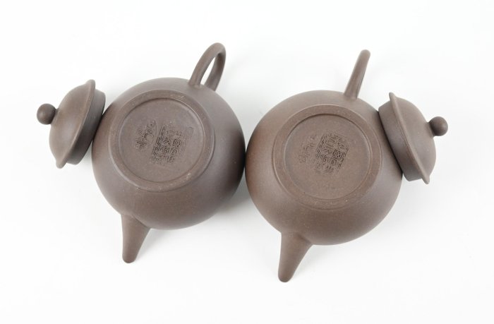 中国壺 宜興紫砂壺458(Yixing Teapots)丁鳳仙款甲子泥及紫泥三足環龍壺