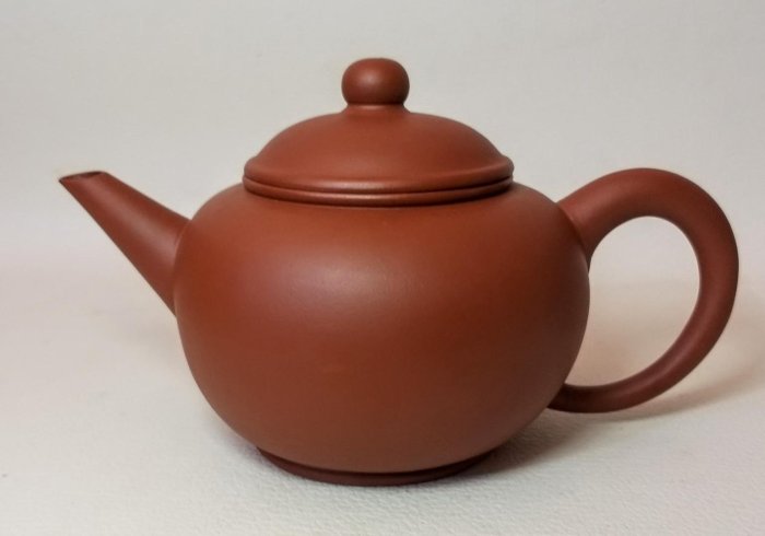 1970年代，中國宜興一廠紫砂壺。雙框三七章單孔200CC(10杯)☆意者私