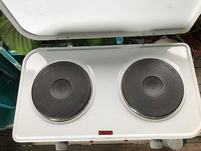 二手    VISTA    電爐  110V    功能正常    有使用痕跡/銹斑/刮痕 完美者勿標     品相如圖